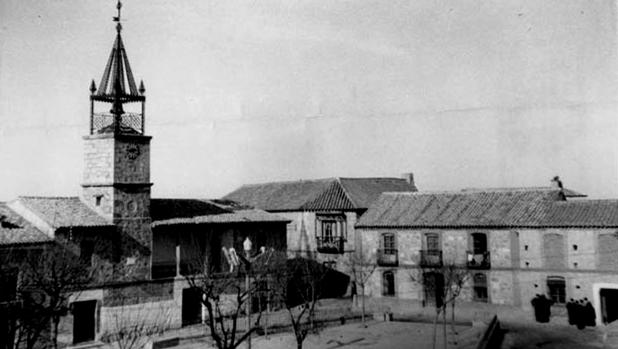 Pllaza de Menasalbas, localidad donde fueron asesinadas Felipa Díaz e Isabel Iglesias, en cuya resolución empleó dos años el oficial de la Guardia Civil (Foto, Archivo Diputación de Toledo).